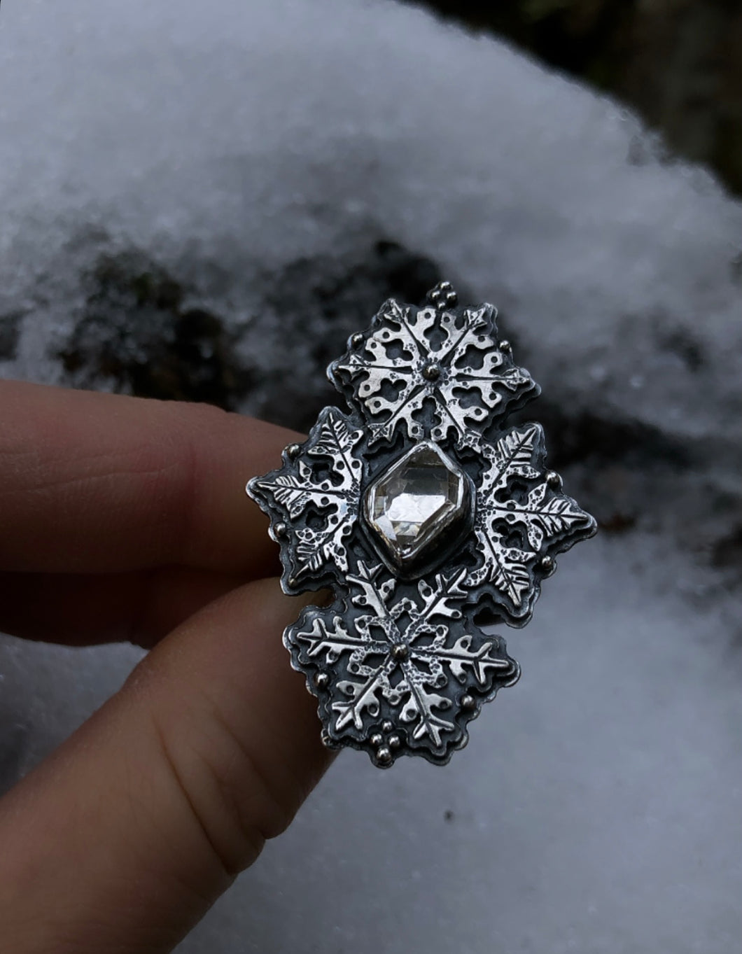 ❄️20% off with code BF20 ~ Quartz Snowflake ring size 7 ~